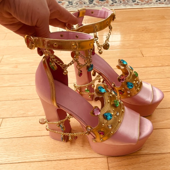 Be a queen! Worn once, crown and jewels platform chunky heel. Size 10. - Picture 1 of 7